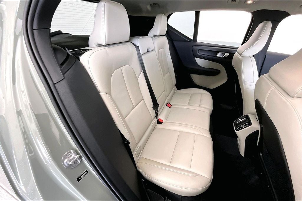 2024 Volvo XC40 B5 Plus Dark Theme