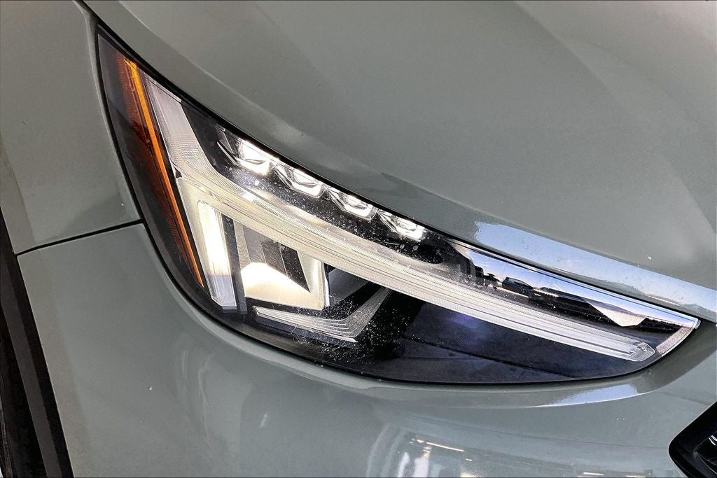 2024 Volvo XC40 B5 Plus Dark Theme