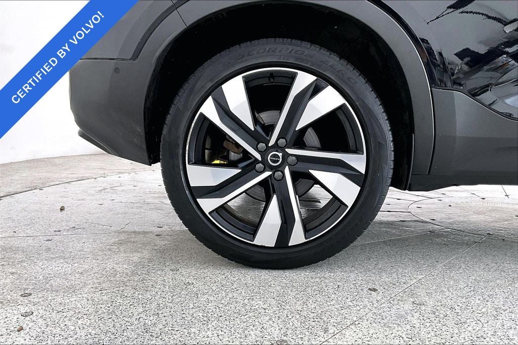 2024 Volvo XC40 B5 Plus Dark Theme