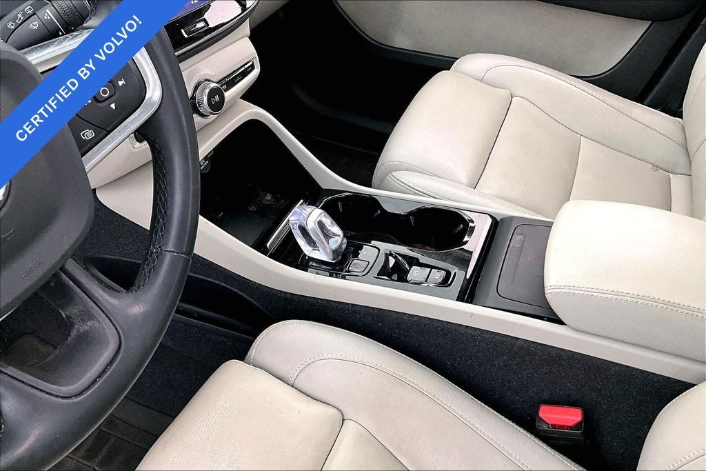 2024 Volvo XC40 B5 Plus Dark Theme