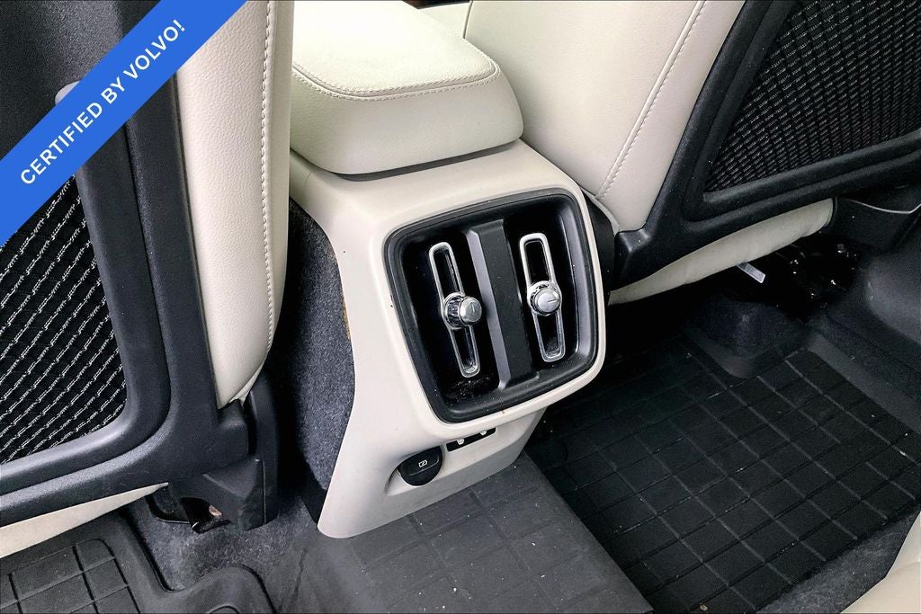 2024 Volvo XC40 B5 Plus Dark Theme