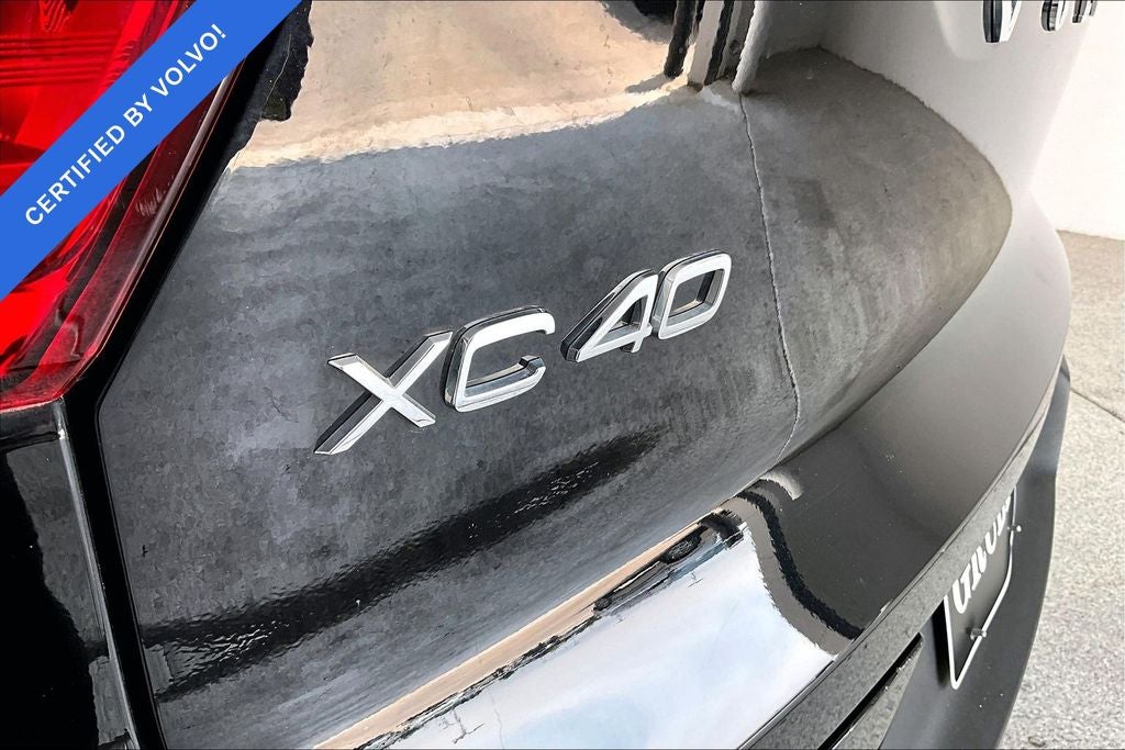 2024 Volvo XC40 B5 Plus Dark Theme