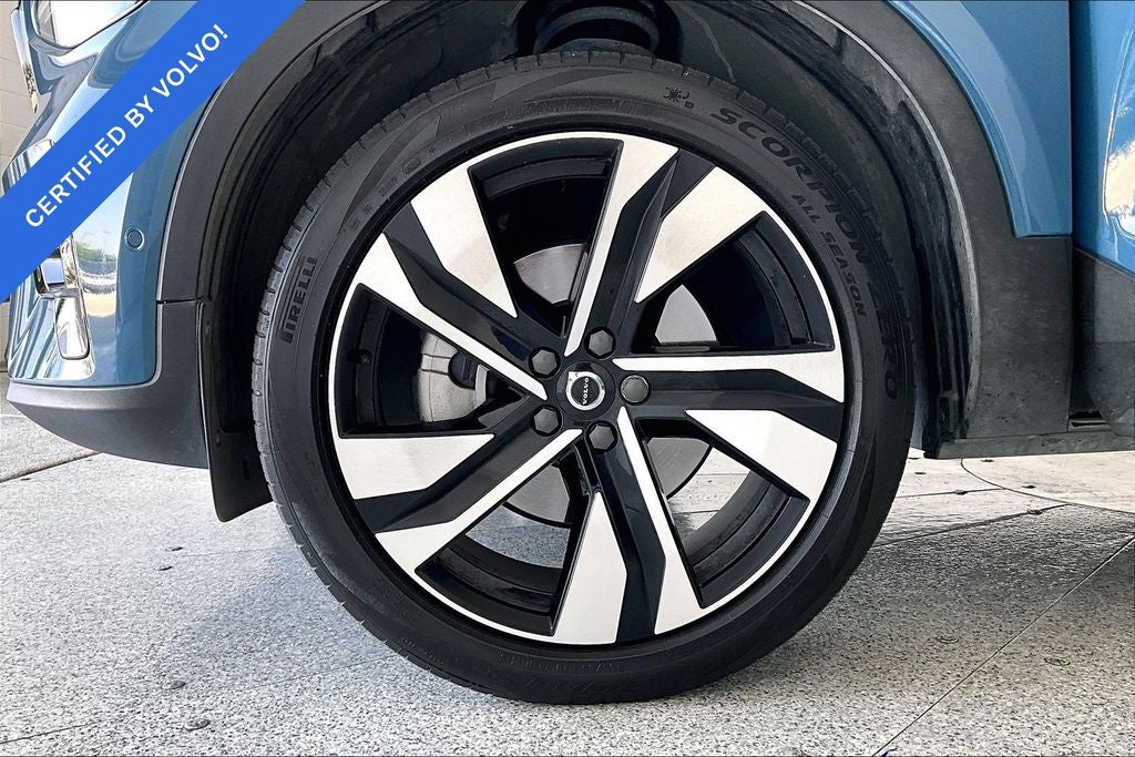 2024 Volvo XC40 B5 Plus Dark Theme