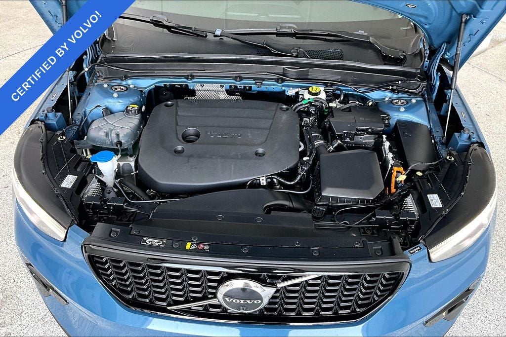 2024 Volvo XC40 B5 Plus Dark Theme