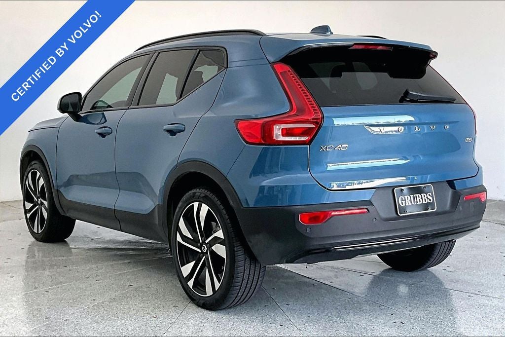 2024 Volvo XC40 B5 Plus Dark Theme