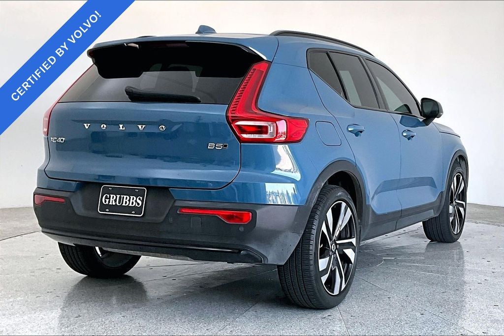 2024 Volvo XC40 B5 Plus Dark Theme