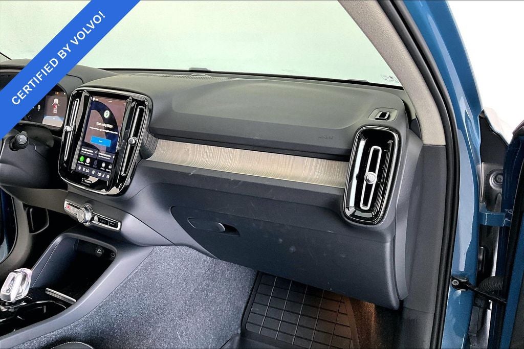 2024 Volvo XC40 B5 Plus Dark Theme
