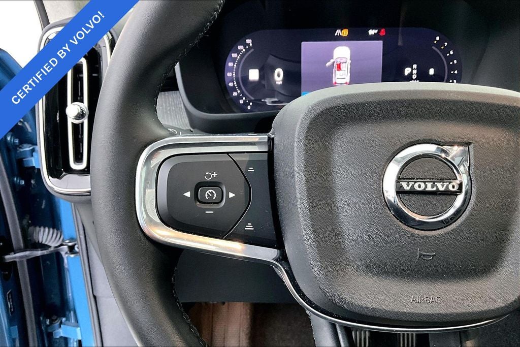 2024 Volvo XC40 B5 Plus Dark Theme