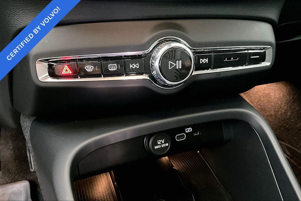 2024 Volvo XC40 B5 Plus Dark Theme
