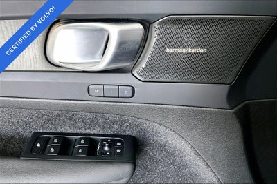 2024 Volvo XC40 B5 Plus Dark Theme