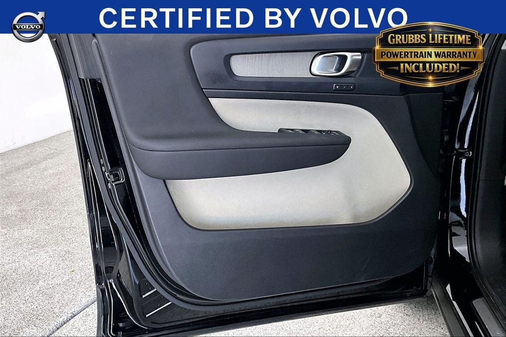 2023 Volvo XC40 B5 Plus Bright Theme
