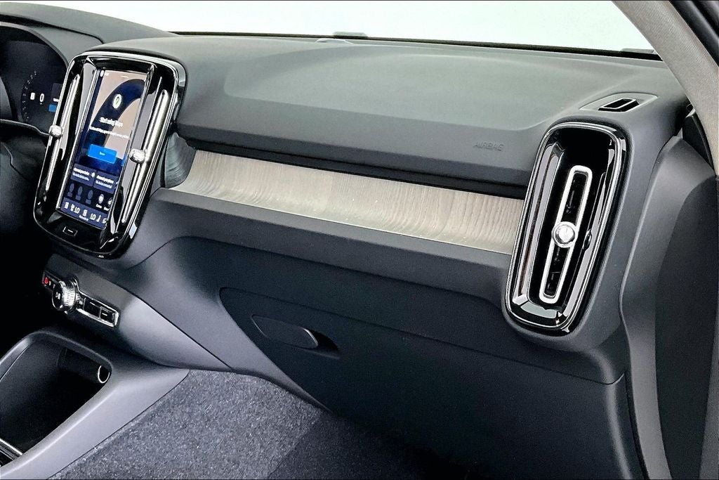 2023 Volvo XC40 B5 Plus Bright Theme