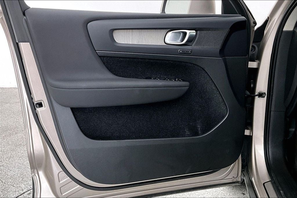 2023 Volvo XC40 B5 Plus Bright Theme