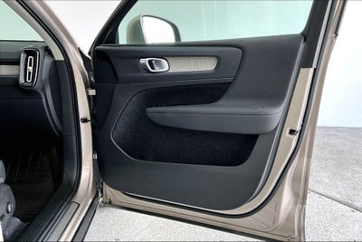 2023 Volvo XC40 B5 Plus Bright Theme