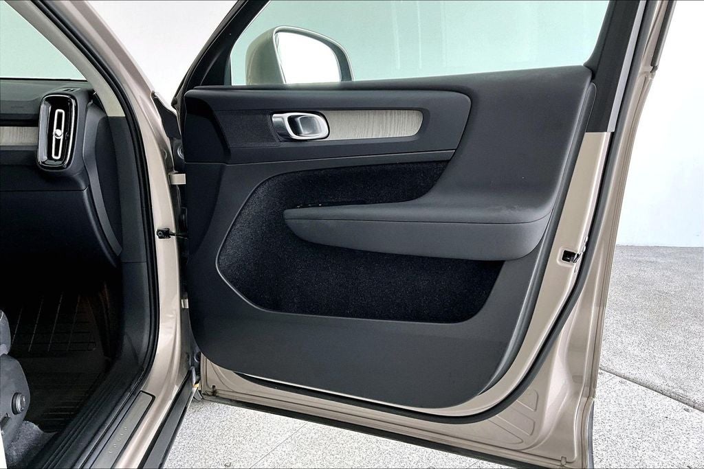 2023 Volvo XC40 B5 Plus Bright Theme