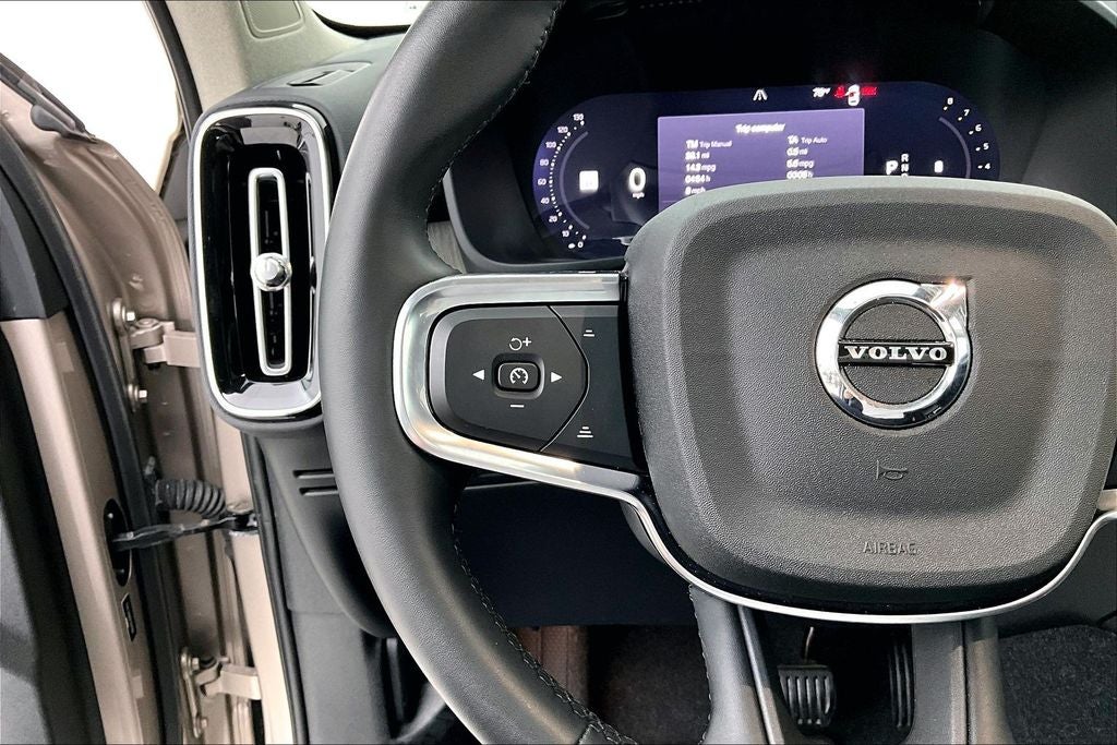 2023 Volvo XC40 B5 Plus Bright Theme