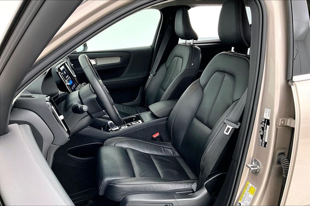2023 Volvo XC40 B5 Plus Bright Theme
