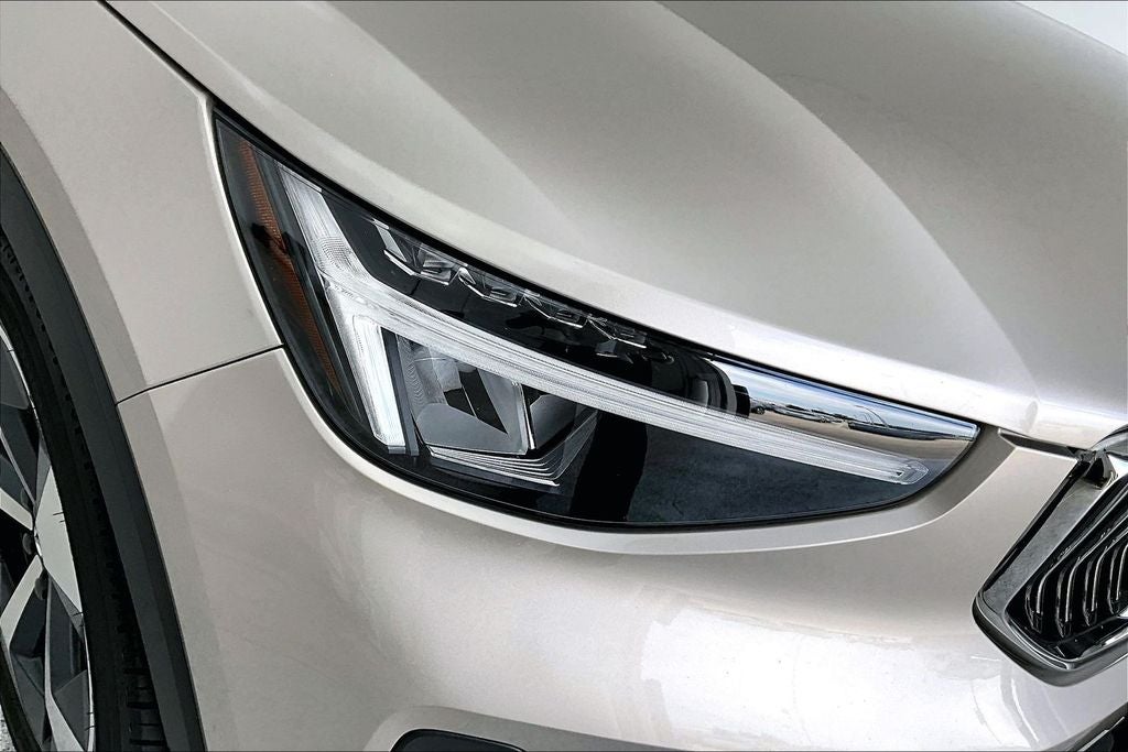 2023 Volvo XC40 B5 Plus Bright Theme