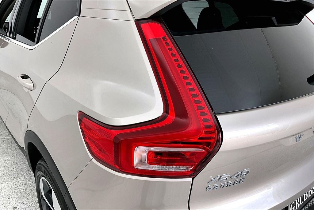 2023 Volvo XC40 B5 Plus Bright Theme