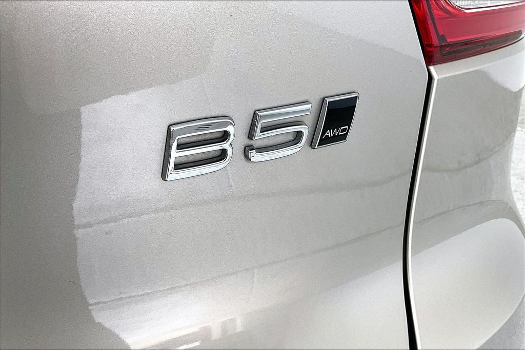 2023 Volvo XC40 B5 Plus Bright Theme