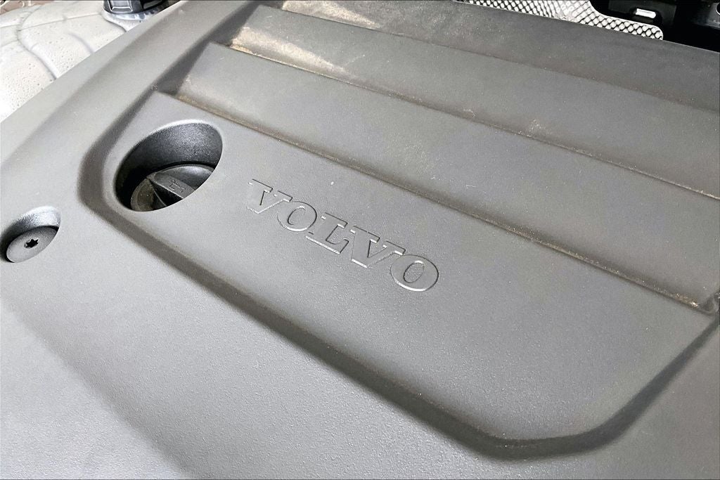 2023 Volvo XC40 B5 Plus Bright Theme
