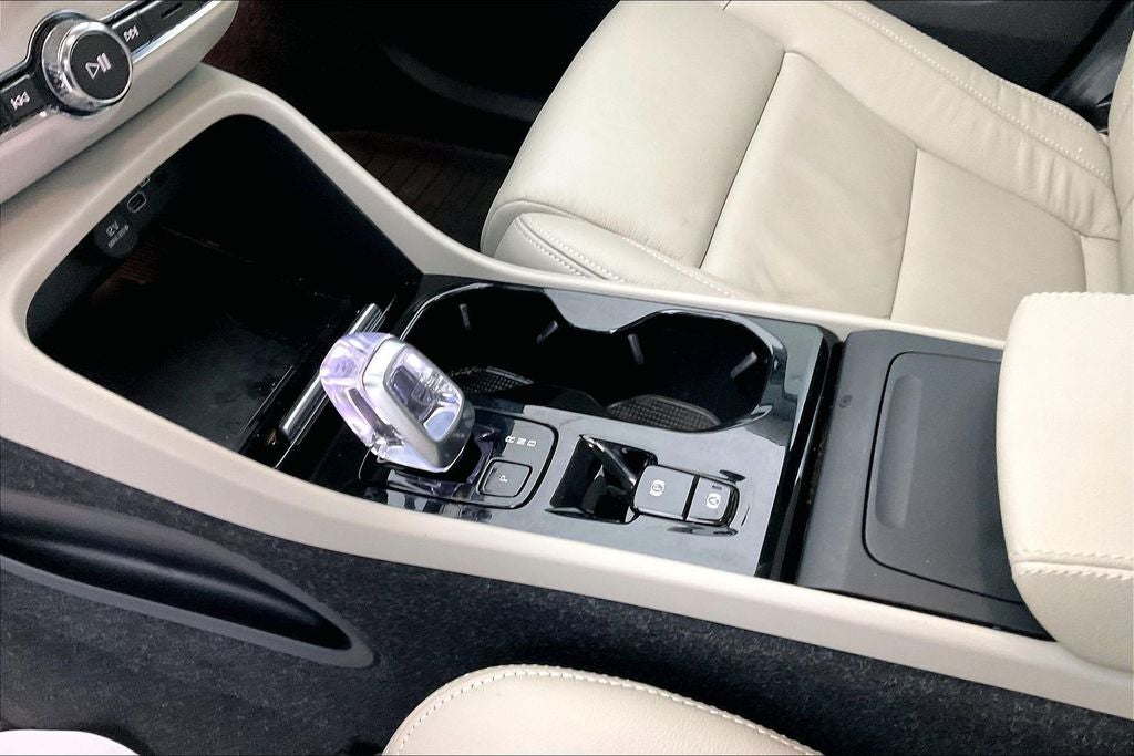 2023 Volvo XC40 B5 Plus Bright Theme