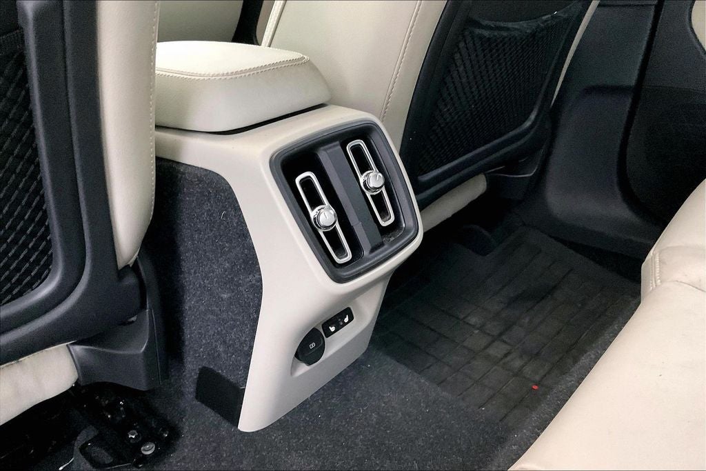 2023 Volvo XC40 B5 Plus Bright Theme