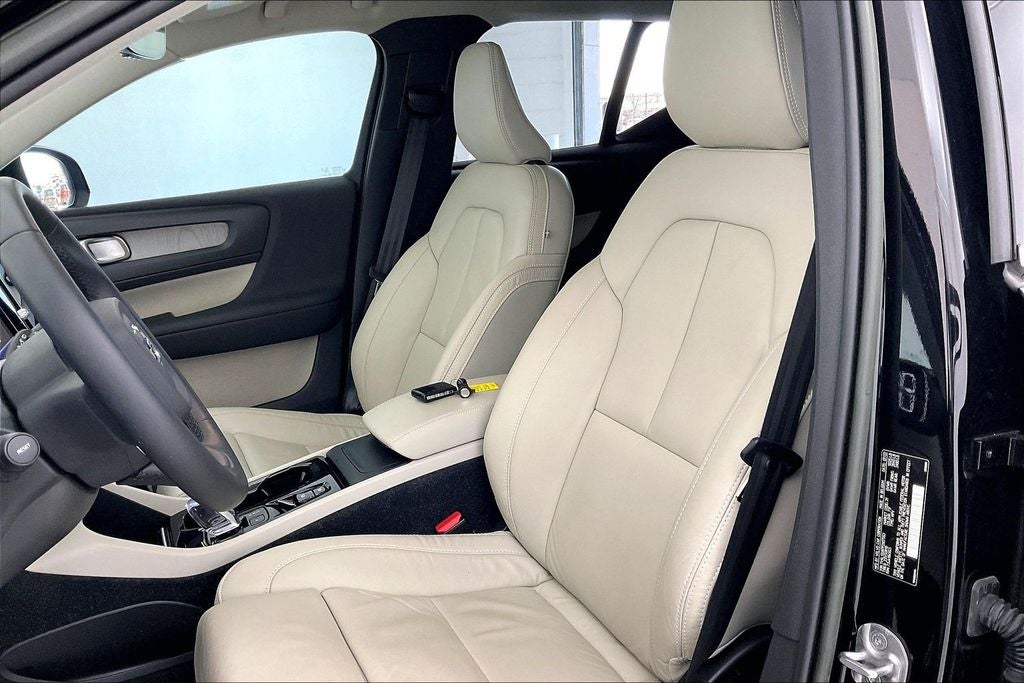 2023 Volvo XC40 B5 Plus Bright Theme