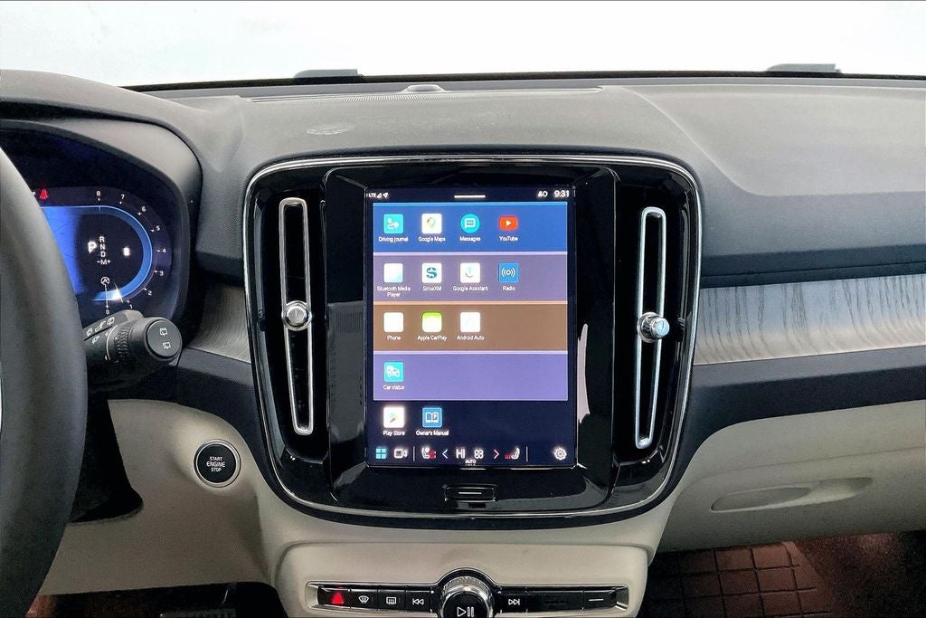 2023 Volvo XC40 B5 Plus Bright Theme