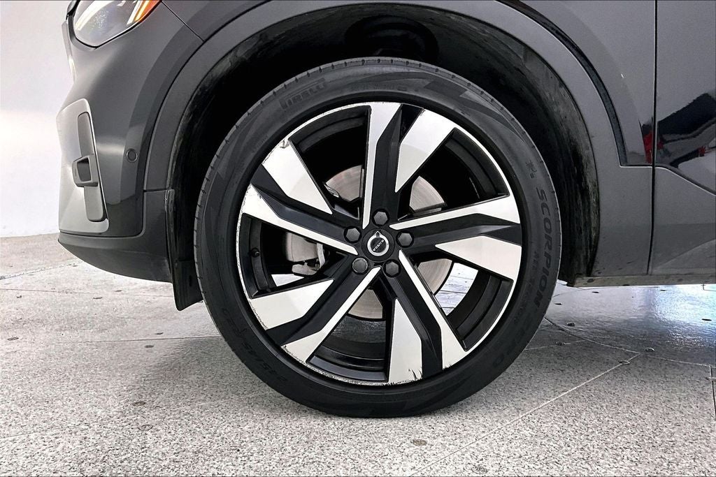 2023 Volvo XC40 B5 Plus Bright Theme
