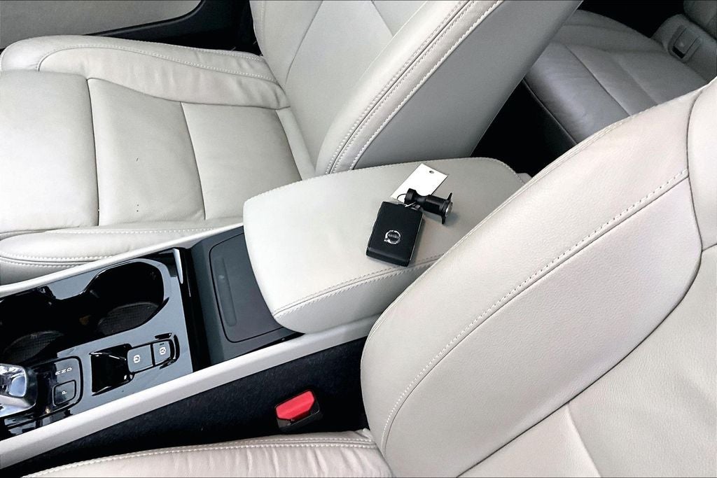 2023 Volvo XC40 B5 Plus Bright Theme