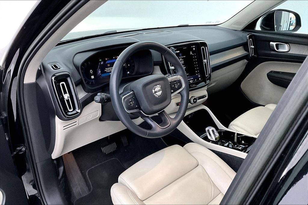2023 Volvo XC40 B5 Plus Bright Theme