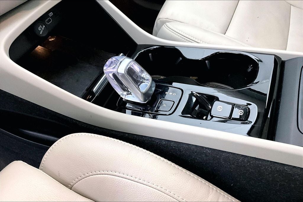 2023 Volvo XC40 B5 Plus Bright Theme