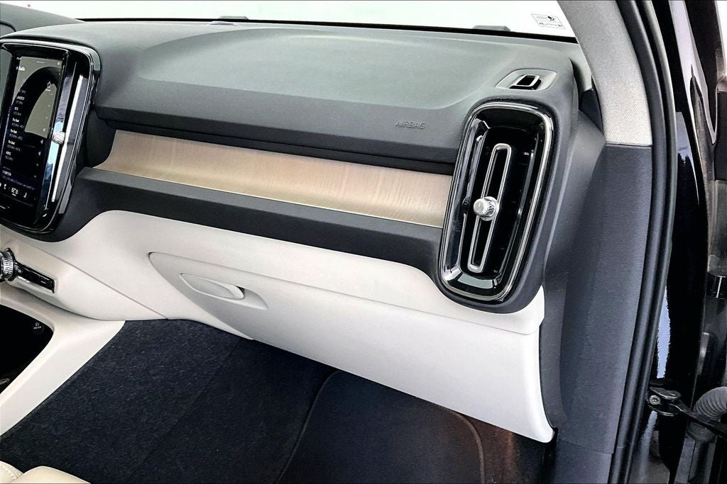 2023 Volvo XC40 B5 Plus Bright Theme