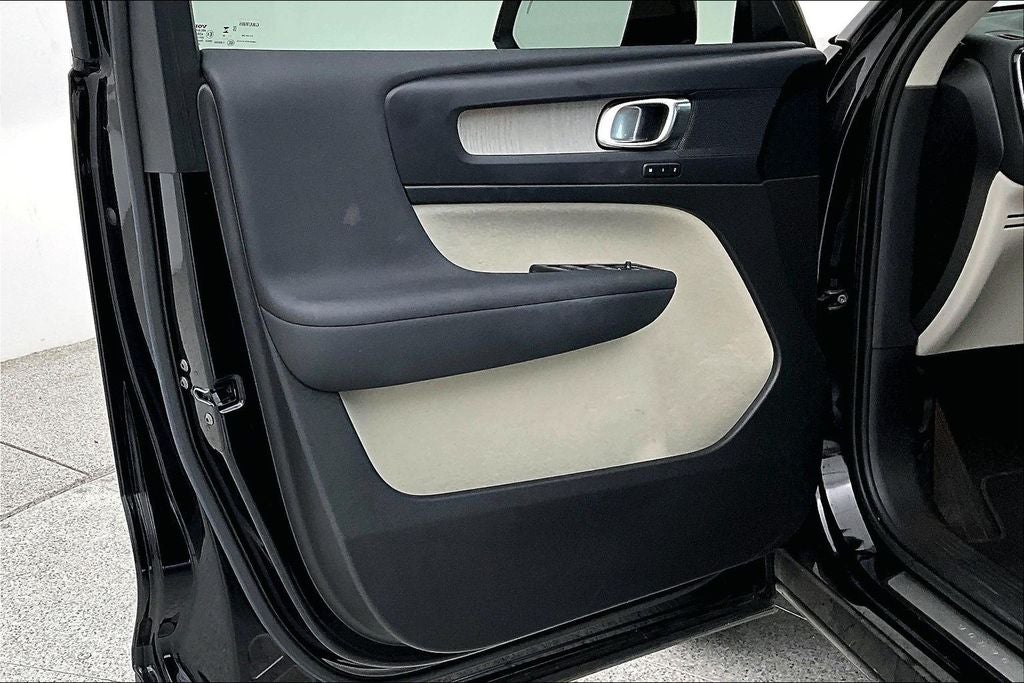 2023 Volvo XC40 B5 Plus Bright Theme