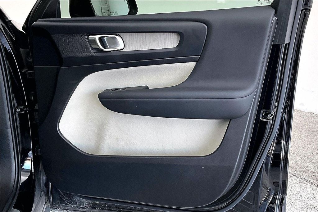 2023 Volvo XC40 B5 Plus Bright Theme