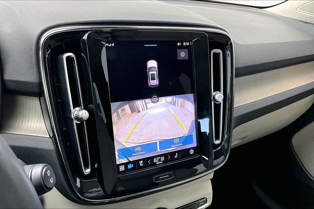 2023 Volvo XC40 B5 Plus Bright Theme