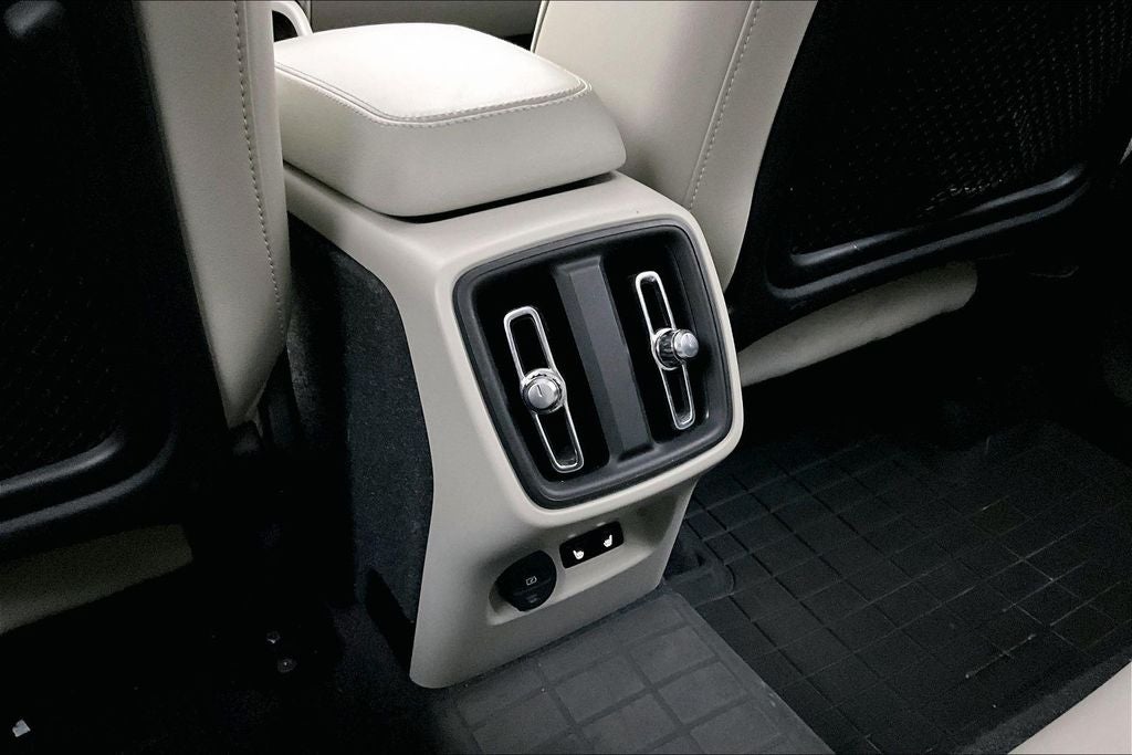 2023 Volvo XC40 B5 Plus Bright Theme