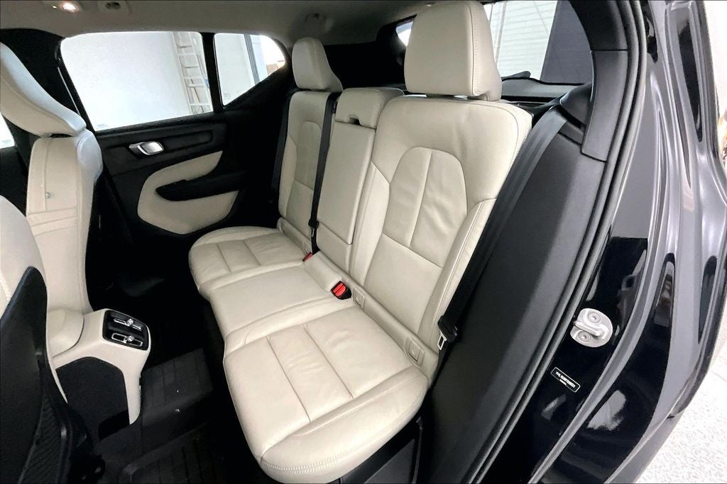 2023 Volvo XC40 B5 Plus Bright Theme