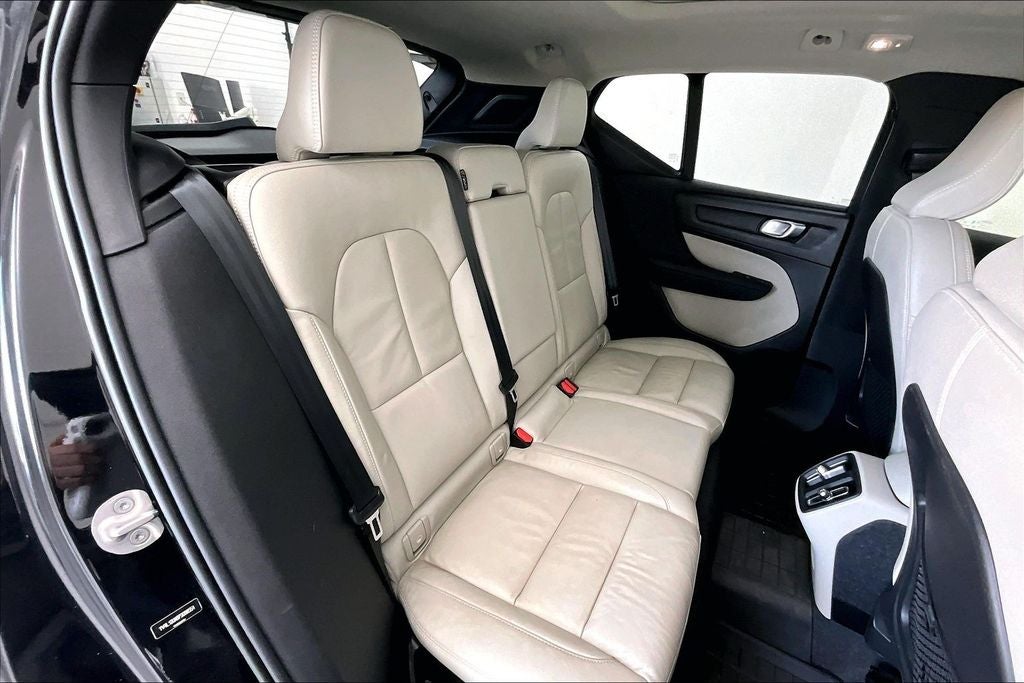 2023 Volvo XC40 B5 Plus Bright Theme