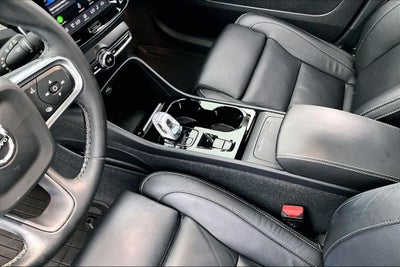 2023 Volvo XC40 B5 Plus Bright Theme