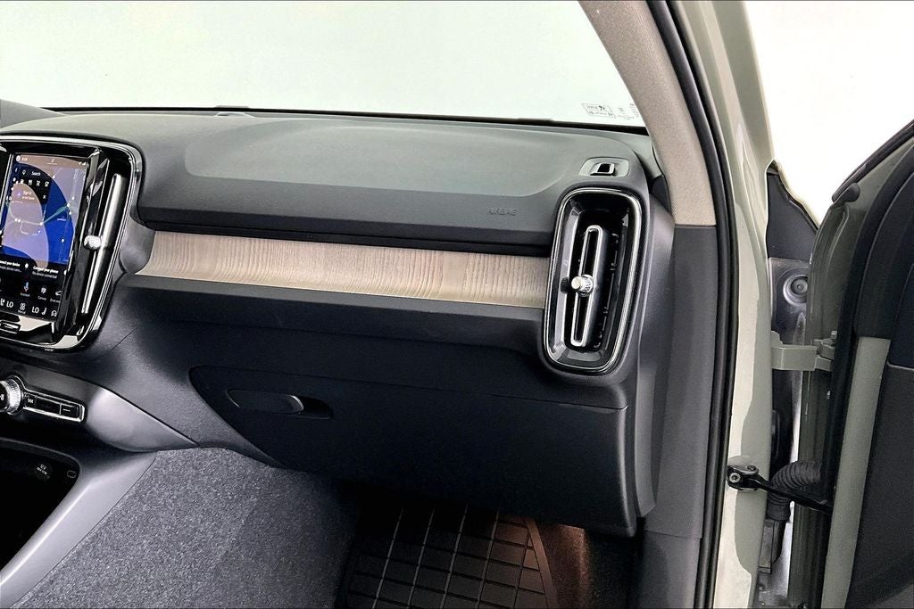 2023 Volvo XC40 B5 Plus Bright Theme