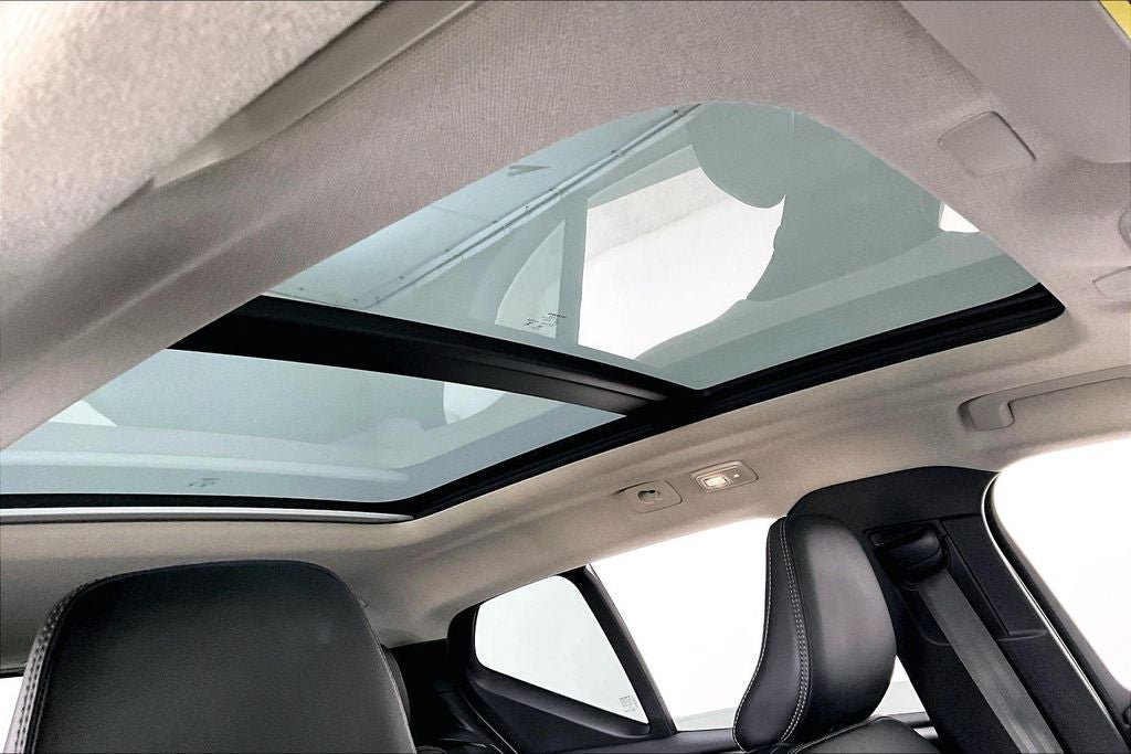 2023 Volvo XC40 B5 Plus Bright Theme