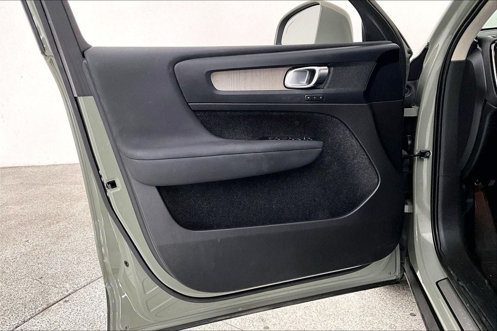 2023 Volvo XC40 B5 Plus Bright Theme