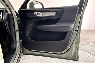 2023 Volvo XC40 B5 Plus Bright Theme