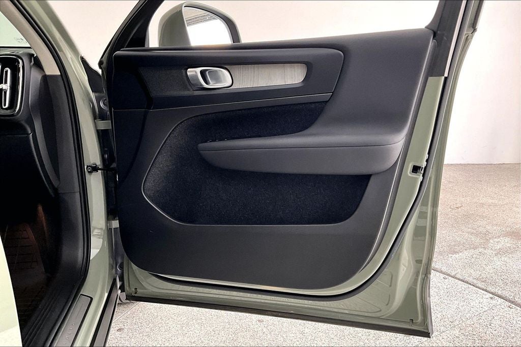 2023 Volvo XC40 B5 Plus Bright Theme