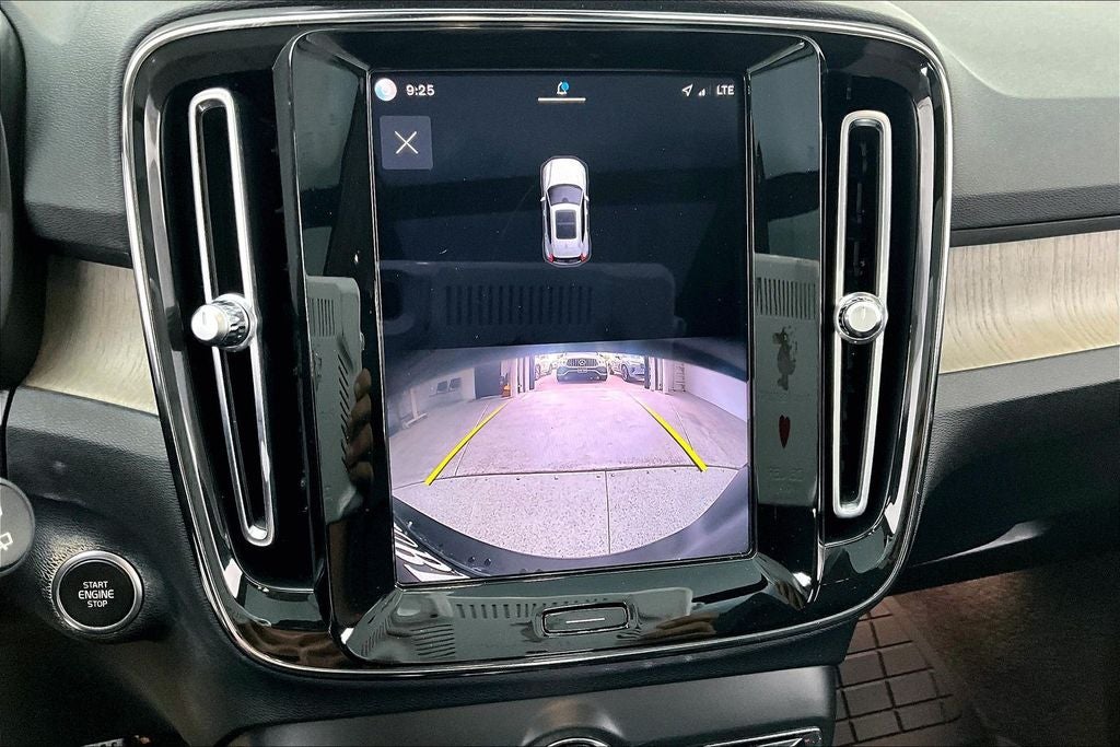 2023 Volvo XC40 B5 Plus Bright Theme