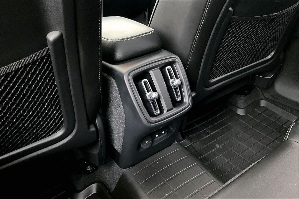 2023 Volvo XC40 B5 Plus Bright Theme