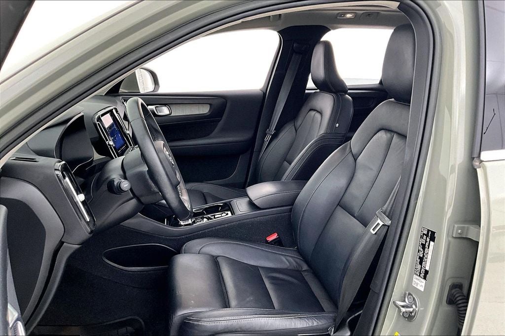 2023 Volvo XC40 B5 Plus Bright Theme