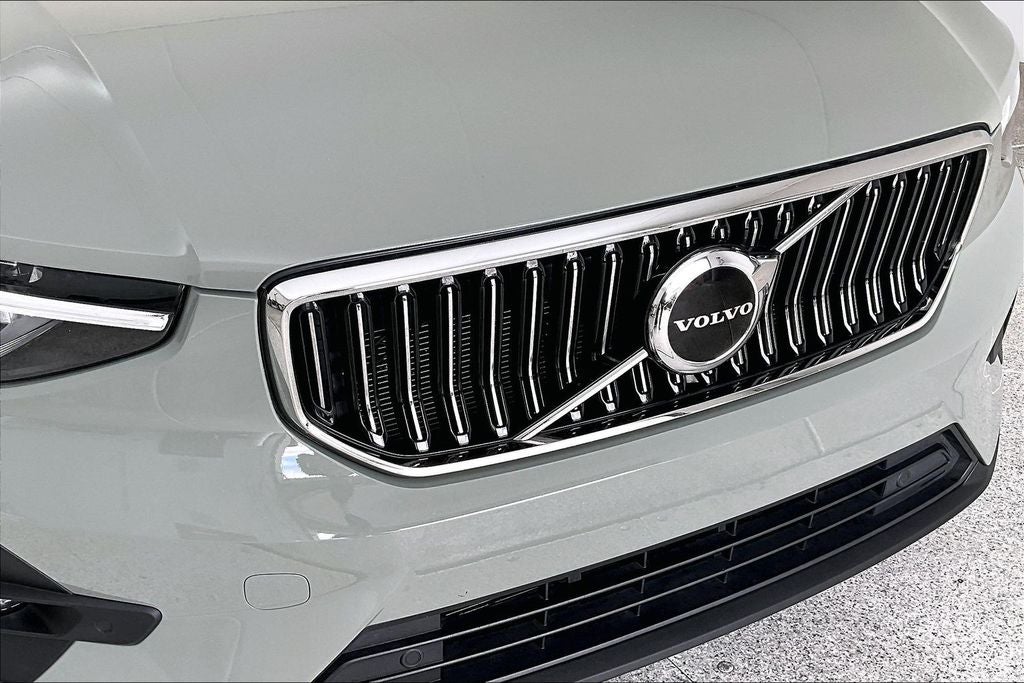 2023 Volvo XC40 B5 Plus Bright Theme